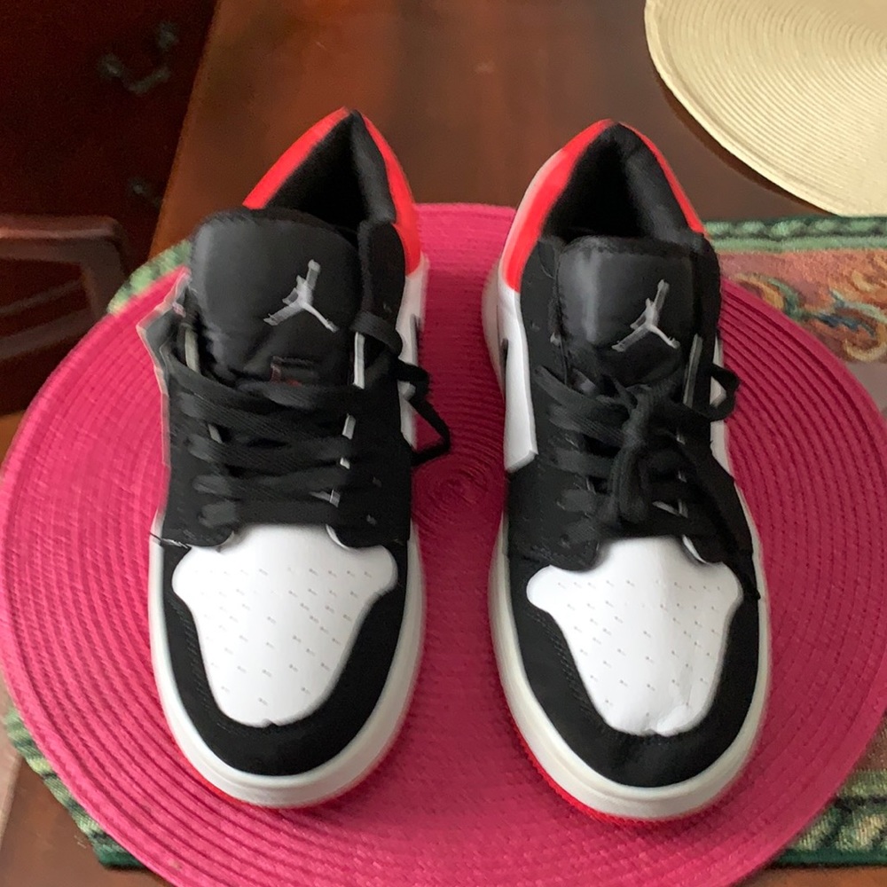 COPY NOT ORIGINAL. AIR JORDAN 1LOW UNISEX SHOES these shoes are new.